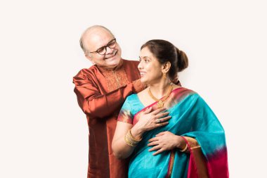 Hintli yaşlı adam doğum gününde, sevgililer gününde, yıldönümünde ya da Diwali festivalinde güzel karısına altın kolye takıyor ya da sunuyor.