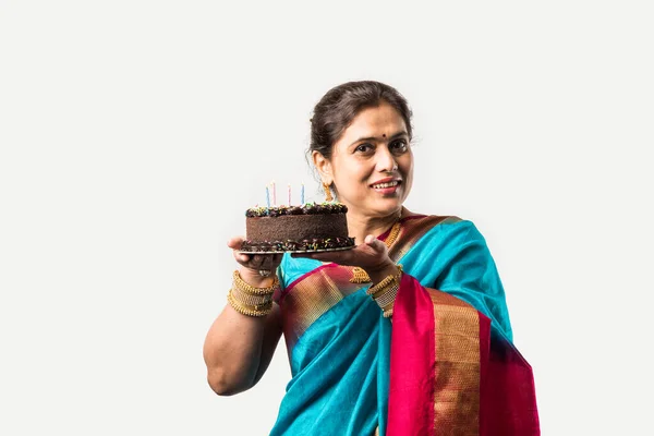 Indian Piękne Starsza Kobieta Lub Pani Świętuje Urodziny Tortu Czekoladowego — Zdjęcie stockowe