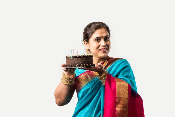 India Hermosa Anciana Dama Celebrando Cumpleaños Con Pastel Chocolate Mientras — Foto de Stock