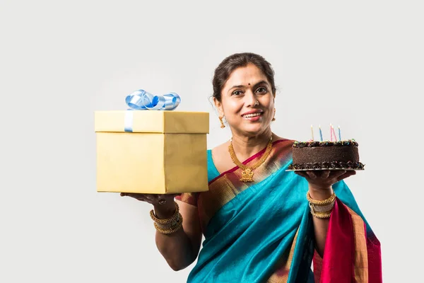 India Hermosa Anciana Dama Celebrando Cumpleaños Con Pastel Chocolate Mientras — Foto de Stock