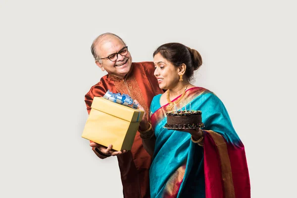 India Alegre Pareja Ancianos Celebrando Cumpleaños Con Pastel Chocolate Mientras — Foto de Stock