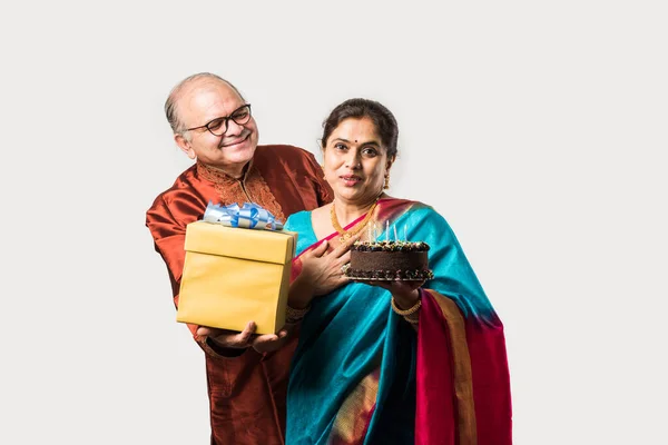 Индийская Веселая Пожилая Пара Празднует День Рождения Шоколадным Тортом Время — стоковое фото