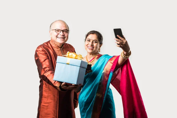 Indiaas Vrolijk Oud Paar Vieren Verjaardag Met Chocolade Taart Terwijl — Stockfoto
