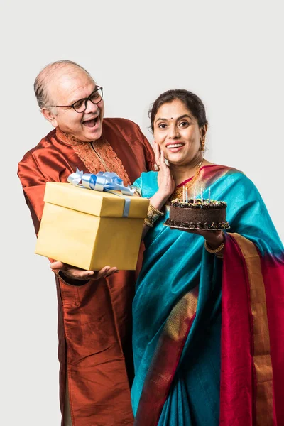 Indiano Allegra Vecchia Coppia Che Celebra Compleanno Con Torta Cioccolato — Foto Stock