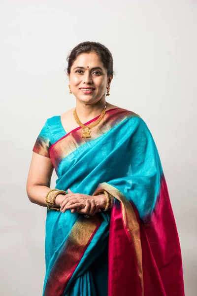 Retrato Vieja Mujer India Feliz Dama Saree Étnico Con Joyas — Foto de Stock
