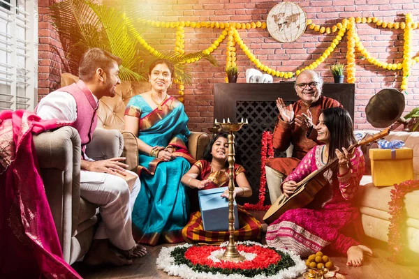 Familia India Cantando Tocando Guitarra Festival Diwali Aniversario Ropa Tradicional — Foto de Stock