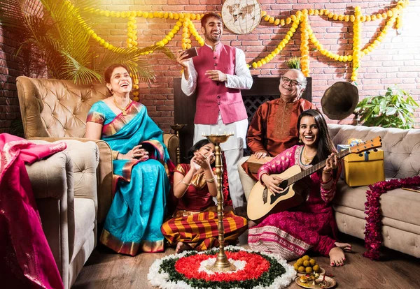 Familia India Cantando Tocando Guitarra Festival Diwali Aniversario Ropa Tradicional — Foto de Stock