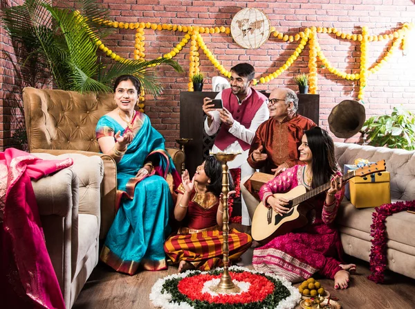 インドの家庭の歌や伝統的な摩耗の記念日のDiwali祭りでギターを演奏 — ストック写真