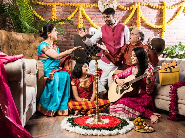 Індійська Сім Співає Грає Гітарі Фестивалі Дівалі Річниця Традиційного Одягу — стокове фото