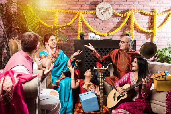 Familia India Cantando Tocando Guitarra Festival Diwali Aniversario Ropa Tradicional — Foto de Stock