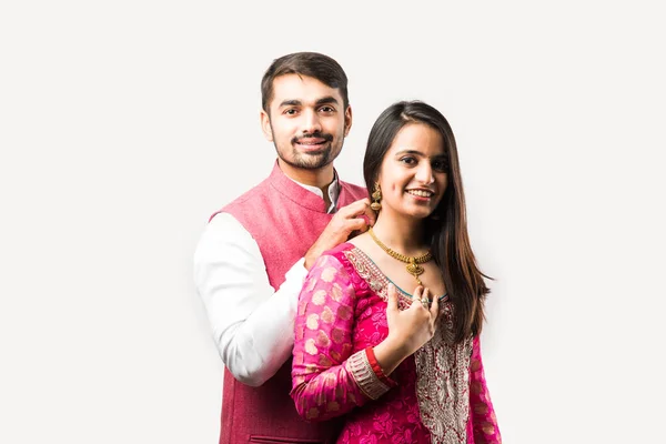 誕生日 バレンタインデー 記念日 ディワリ祭に 美しい妻に金のネックレスを結びまたは提示するインドの男 — ストック写真