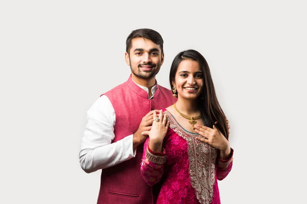 Indiska Man Binda Eller Presentera Guld Halsband Till Sin Vackra — Stockfoto