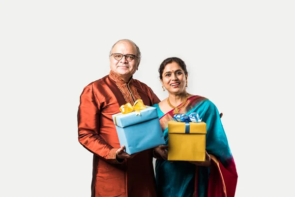 Porträtt Happy Indiska Seniora Eller Pensionerade Par Som Innehar Presentaskar — Stockfoto