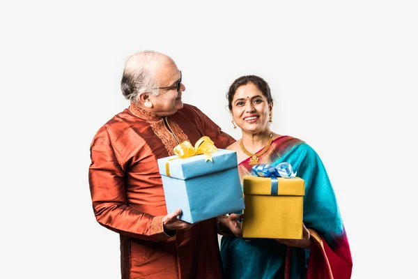 Retrato Feliz Indio Asiático Senior Retirado Pareja Sosteniendo Cajas Regalo — Foto de Stock