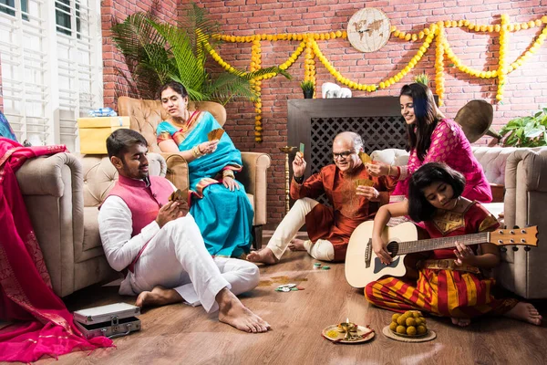 在迪瓦里节的夜晚 快乐的印度人家庭在家里玩三款纸牌游戏 — 图库照片