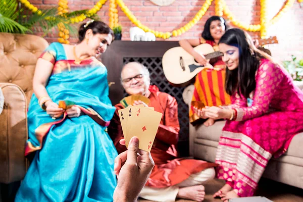 在迪瓦里节的夜晚 快乐的印度人家庭在家里玩三款纸牌游戏 — 图库照片