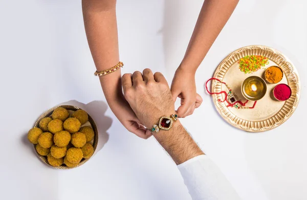 Nahaufnahme Von Oben Wie Weibliche Hände Bunte Rakhi Ihre Hand — Stockfoto