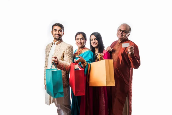 Vrolijke Indiase Familie Winkelen Voor Diwali Festival Bruiloft Met Kleurrijke — Stockfoto