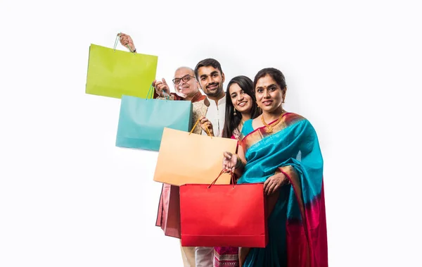 Веселые Индийские Семейные Покупки Фестиваля Дивали Свадьбы Показывая Красочные Бумажные — стоковое фото