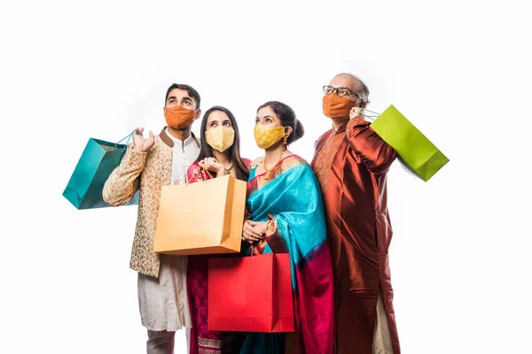 Веселые Индийские Семейные Покупки Фестиваля Дивали Свадьбы Защитной Маске Лица — стоковое фото