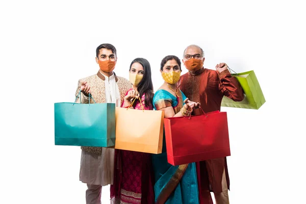 Веселые Индийские Семейные Покупки Фестиваля Дивали Свадьбы Защитной Маске Лица — стоковое фото