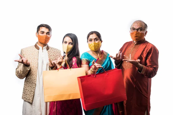 Alegre Familia India Compras Para Festival Diwali Boda Con Mascarilla — Foto de Stock