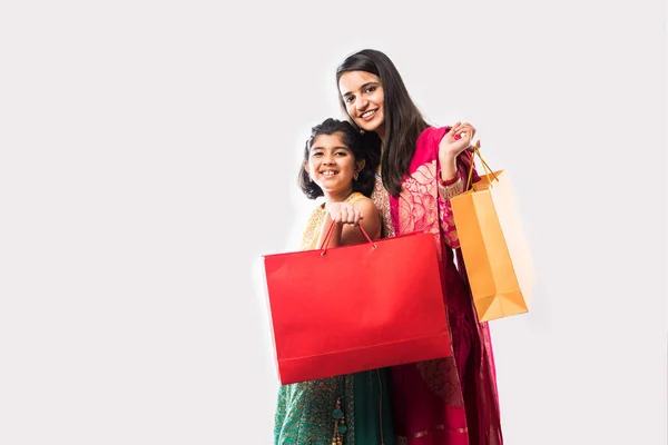 Две Индийские Азиатские Девочки Сестры Держат Показывают Сумки Покупками — стоковое фото