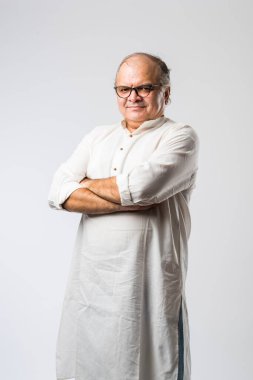 Mutlu Hintli emekli bir adamın portresi beyaz kurta giyer, işaret eder, sunar ya da katlanmış poz verir.