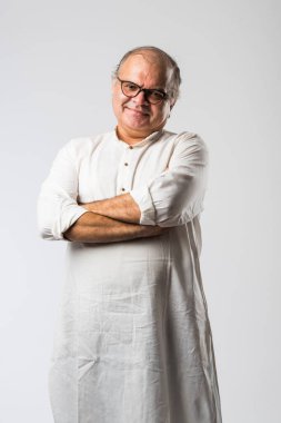 Mutlu Hintli emekli bir adamın portresi beyaz kurta giyer, işaret eder, sunar ya da katlanmış poz verir.