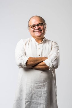 Mutlu Hintli emekli bir adamın portresi beyaz kurta giyer, işaret eder, sunar ya da katlanmış poz verir.