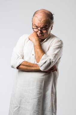 Mutlu Hintli emekli bir adamın portresi beyaz kurta giyer, işaret eder, sunar ya da katlanmış poz verir.