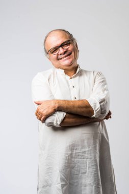 Mutlu Hintli emekli bir adamın portresi beyaz kurta giyer, işaret eder, sunar ya da katlanmış poz verir.