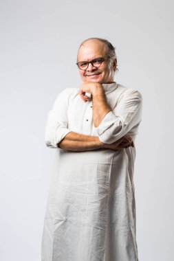 Mutlu Hintli emekli bir adamın portresi beyaz kurta giyer, işaret eder, sunar ya da katlanmış poz verir.