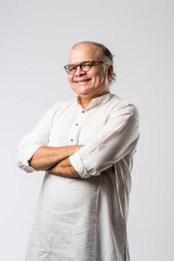 Mutlu Hintli emekli bir adamın portresi beyaz kurta giyer, işaret eder, sunar ya da katlanmış poz verir.