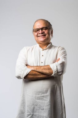 Mutlu Hintli emekli bir adamın portresi beyaz kurta giyer, işaret eder, sunar ya da katlanmış poz verir.