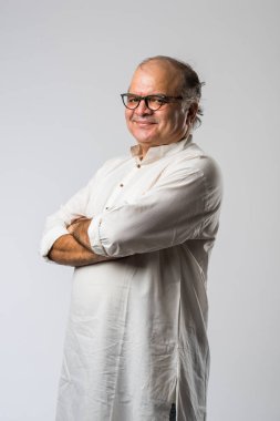 Mutlu Hintli emekli bir adamın portresi beyaz kurta giyer, işaret eder, sunar ya da katlanmış poz verir.