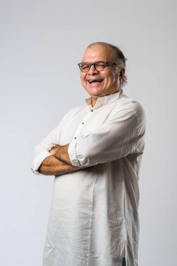 Mutlu Hintli emekli bir adamın portresi beyaz kurta giyer, işaret eder, sunar ya da katlanmış poz verir.