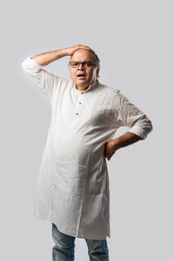 Mutlu Hintli emekli bir adamın portresi beyaz kurta giyer, işaret eder, sunar ya da katlanmış poz verir.