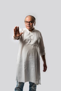 Mutlu Hintli emekli bir adamın portresi beyaz kurta giyer, işaret eder, sunar ya da katlanmış poz verir.
