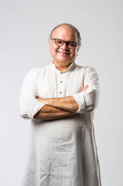 Mutlu Hintli emekli bir adamın portresi beyaz kurta giyer, işaret eder, sunar ya da katlanmış poz verir.