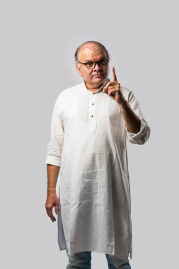 Mutlu Hintli emekli bir adamın portresi beyaz kurta giyer, işaret eder, sunar ya da katlanmış poz verir.