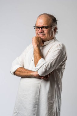 Mutlu Hintli emekli bir adamın portresi beyaz kurta giyer, işaret eder, sunar ya da katlanmış poz verir.