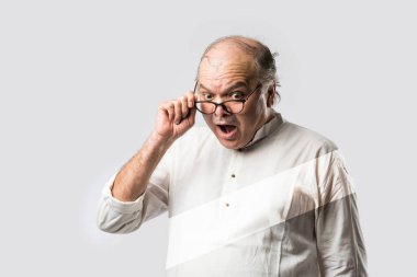 Şaşırmış Hintli Asyalı yaşlı adam - şok ifadeli son sınıf öğrencisi