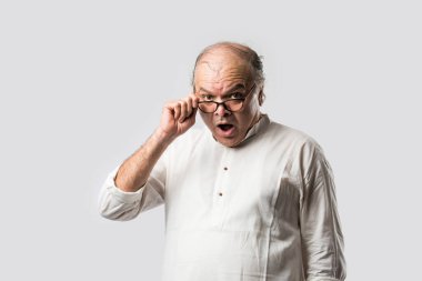 Şaşırmış Hintli Asyalı yaşlı adam - şok ifadeli son sınıf öğrencisi