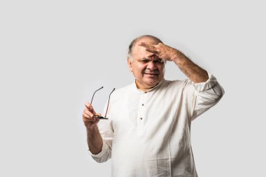 Hintli Asyalı yaşlı adamın farklı yerlerinde ağrı ya da ağrı var. Hüzünlü ifadeler.