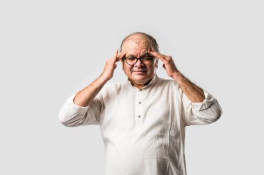 Hintli Asyalı yaşlı adamın farklı yerlerinde ağrı ya da ağrı var. Hüzünlü ifadeler.