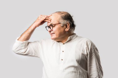 Hintli Asyalı yaşlı adamın farklı yerlerinde ağrı ya da ağrı var. Hüzünlü ifadeler.