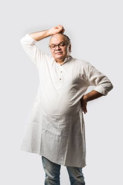 Hintli Asyalı yaşlı adamın farklı yerlerinde ağrı ya da ağrı var. Hüzünlü ifadeler.