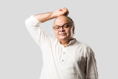 Hintli Asyalı yaşlı adamın farklı yerlerinde ağrı ya da ağrı var. Hüzünlü ifadeler.