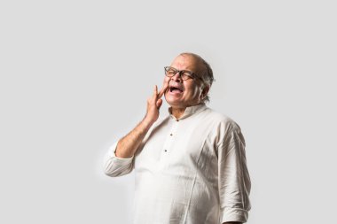 Hintli Asyalı yaşlı adamın farklı yerlerinde ağrı ya da ağrı var. Hüzünlü ifadeler.